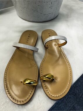AMANTU White Croc-Effect Strap Tan Leather Toe-Ring Sandals with Gold Accent